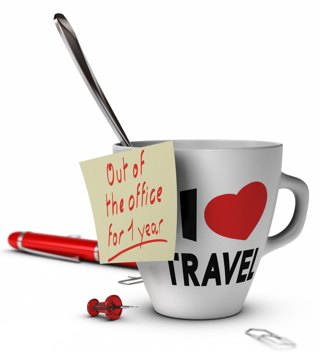 Kaffeetasse mit Löffel auf der steht: "I love travel". Post it auf Tasse geklebt mit Bemerkung: "Out of the office for 1 year". Neben der Kaffeetasse liegen Büroklammern, roter Stift und rote Pinnnadel.